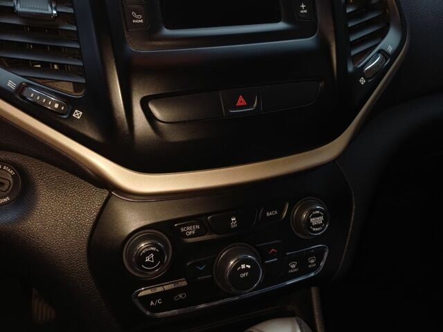 Червоний Джип Cherokee, об'ємом двигуна 2.4 л та пробігом 127 тис. км за 12000 $, фото 7 на Automoto.ua