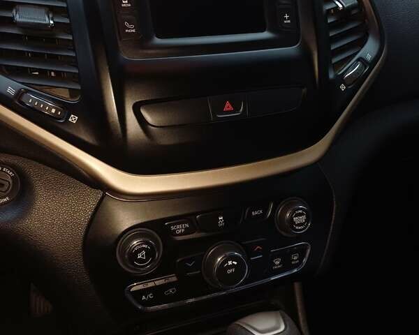 Красный Джип Чероки, объемом двигателя 2.4 л и пробегом 127 тыс. км за 12000 $, фото 6 на Automoto.ua