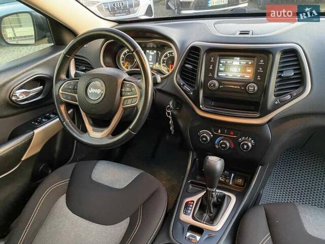 Джип Чероки 2016 в Львове на Automoto.ua Красный Джип Чероки, объемом двигателя 2.36 л и пробегом 106 тыс. км за 12600 $, фото 9 на Automoto.ua