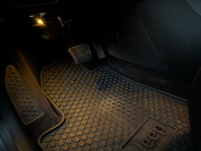 Красный Джип Чероки, объемом двигателя 3.2 л и пробегом 58 тыс. км за 23000 $, фото 21 на Automoto.ua