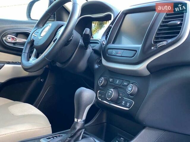 Красный Джип Чероки, объемом двигателя 2.36 л и пробегом 87 тыс. км за 14000 $, фото 13 на Automoto.ua