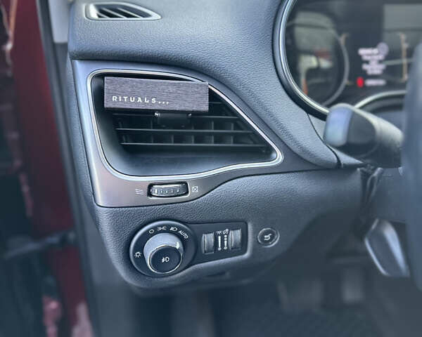 Червоний Джип Cherokee, об'ємом двигуна 3.24 л та пробігом 164 тис. км за 19000 $, фото 5 на Automoto.ua