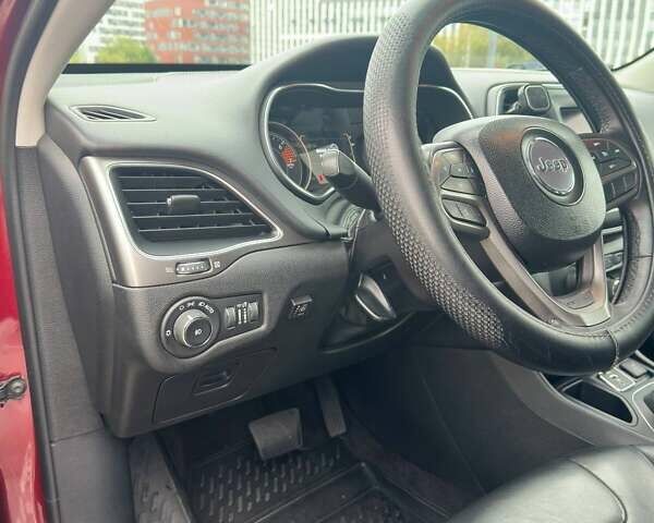 Джип Чероки 2018 в Львове на Automoto.ua Красный Джип Чероки, объемом двигателя 2.36 л и пробегом 165 тыс. км за 16000 $, фото 15 на Automoto.ua