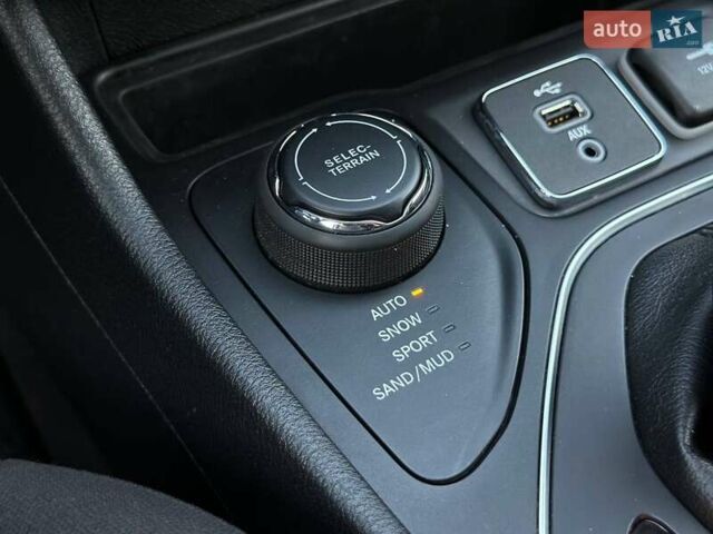 Красный Джип Чероки, объемом двигателя 2.36 л и пробегом 44 тыс. км за 18500 $, фото 26 на Automoto.ua