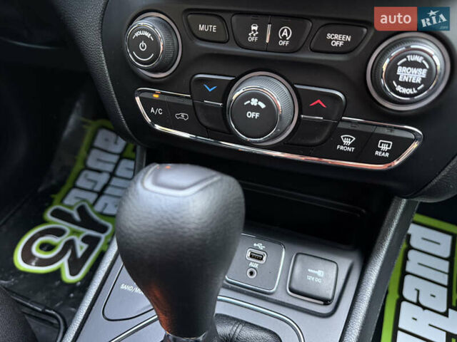 Красный Джип Чероки, объемом двигателя 3.24 л и пробегом 88 тыс. км за 15800 $, фото 29 на Automoto.ua