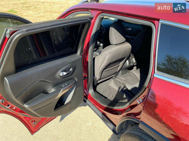 Джип Чероки 2018 в Киеве на Automoto.ua Красный Джип Чероки, объемом двигателя 2.36 л и пробегом 62 тыс. км за 15500 $, фото 6 на Automoto.ua