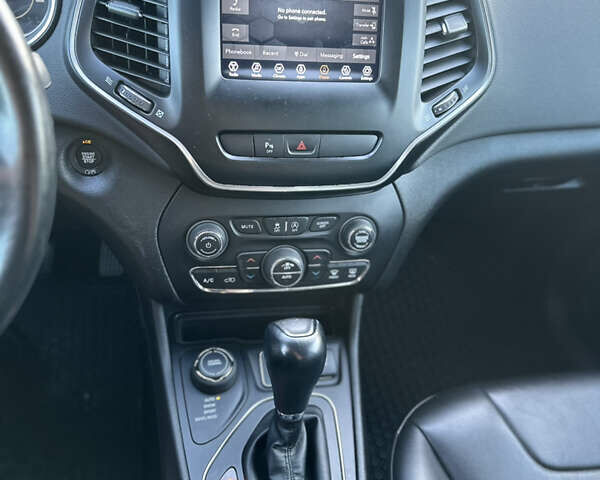 Червоний Джип Cherokee, об'ємом двигуна 3.24 л та пробігом 164 тис. км за 19000 $, фото 10 на Automoto.ua