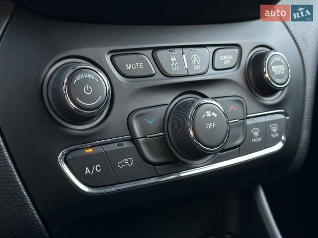 Красный Джип Чероки, объемом двигателя 2.36 л и пробегом 44 тыс. км за 18500 $, фото 30 на Automoto.ua