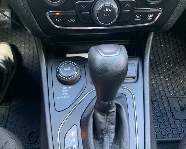 Червоний Джип Cherokee, об'ємом двигуна 2.4 л та пробігом 153 тис. км за 15500 $, фото 3 на Automoto.ua