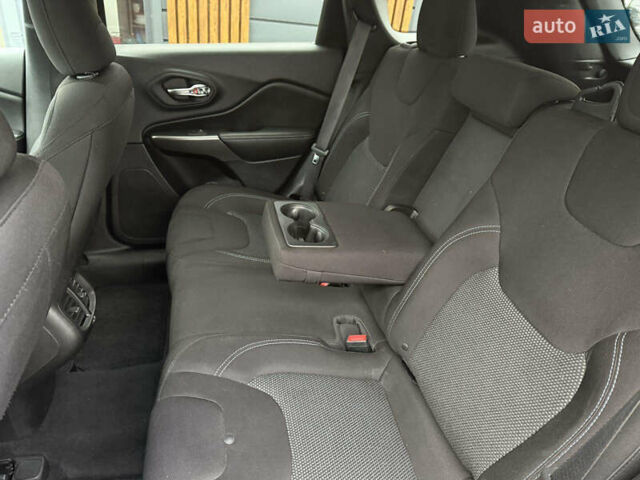 Червоний Джип Cherokee, об'ємом двигуна 2.36 л та пробігом 120 тис. км за 15700 $, фото 13 на Automoto.ua