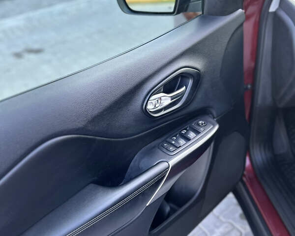 Червоний Джип Cherokee, об'ємом двигуна 3.24 л та пробігом 164 тис. км за 19000 $, фото 7 на Automoto.ua