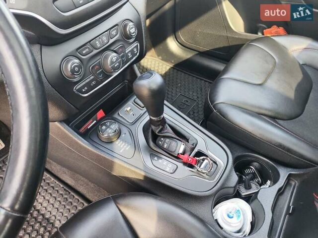 Красный Джип Чероки, объемом двигателя 2 л и пробегом 88 тыс. км за 18500 $, фото 15 на Automoto.ua