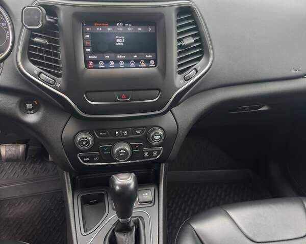 Джип Чероки 2018 в Львове на Automoto.ua Красный Джип Чероки, объемом двигателя 2.36 л и пробегом 165 тыс. км за 16000 $, фото 21 на Automoto.ua