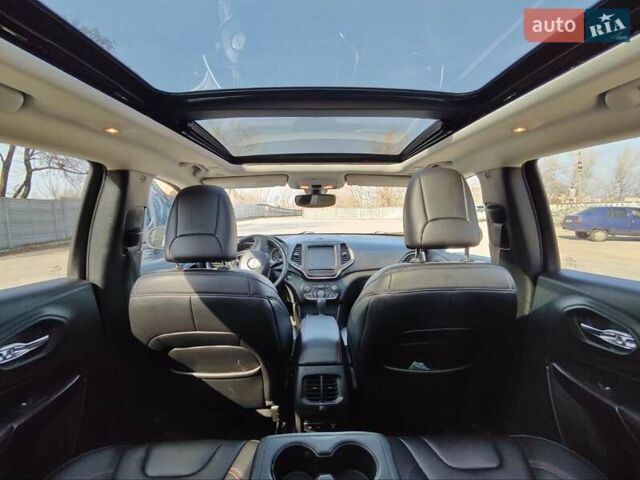 Красный Джип Чероки, объемом двигателя 2 л и пробегом 88 тыс. км за 18500 $, фото 5 на Automoto.ua