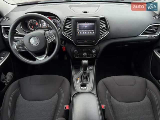 Червоний Джип Cherokee, об'ємом двигуна 2.36 л та пробігом 120 тис. км за 15700 $, фото 7 на Automoto.ua