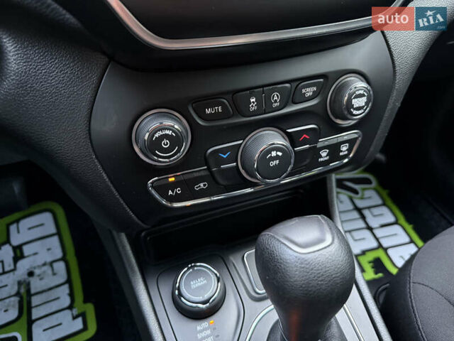 Красный Джип Чероки, объемом двигателя 3.24 л и пробегом 88 тыс. км за 15800 $, фото 31 на Automoto.ua