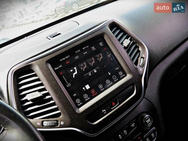 Червоний Джип Cherokee, об'ємом двигуна 3.24 л та пробігом 162 тис. км за 17400 $, фото 12 на Automoto.ua