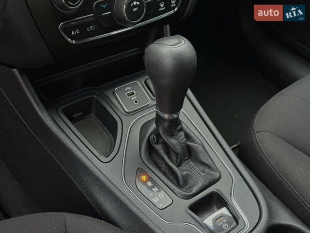 Червоний Джип Cherokee, об'ємом двигуна 2.36 л та пробігом 120 тис. км за 15700 $, фото 10 на Automoto.ua