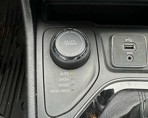 Джип Чероки 2018 в Буче на Automoto.ua Красный Джип Чероки, объемом двигателя 2 л и пробегом 87 тыс. км за 17999 $, фото 30 на Automoto.ua