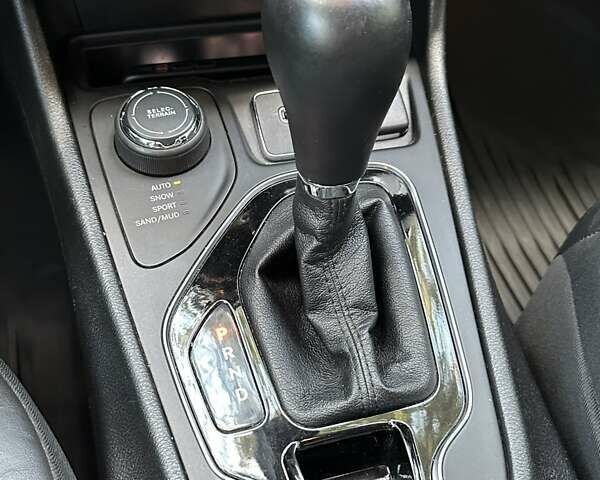 Червоний Джип Cherokee, об'ємом двигуна 2 л та пробігом 87 тис. км за 18300 $, фото 42 на Automoto.ua
