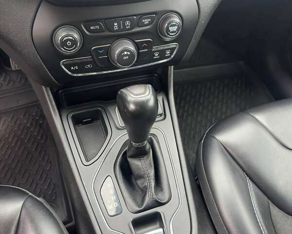 Джип Чероки 2018 в Львове на Automoto.ua Красный Джип Чероки, объемом двигателя 2.36 л и пробегом 165 тыс. км за 16000 $, фото 23 на Automoto.ua