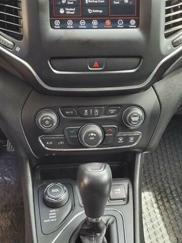 Красный Джип Чероки, объемом двигателя 2.36 л и пробегом 107 тыс. км за 15600 $, фото 3 на Automoto.ua