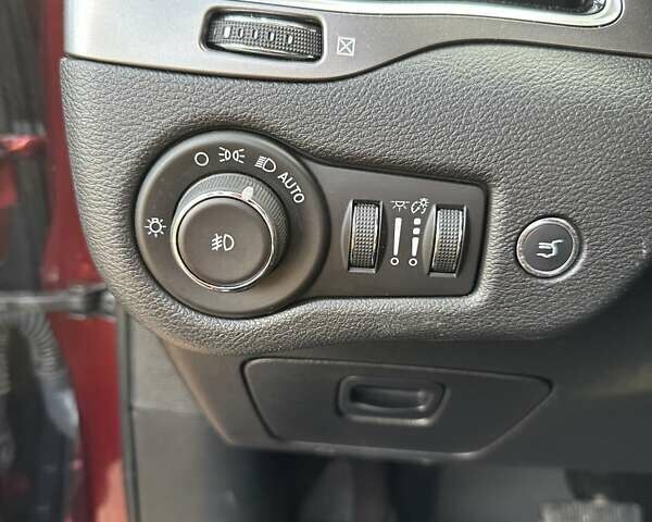 Червоний Джип Cherokee, об'ємом двигуна 2 л та пробігом 87 тис. км за 18300 $, фото 33 на Automoto.ua