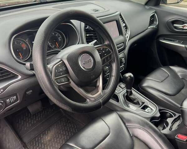 Джип Чероки 2018 в Львове на Automoto.ua Красный Джип Чероки, объемом двигателя 2.36 л и пробегом 165 тыс. км за 16000 $, фото 16 на Automoto.ua