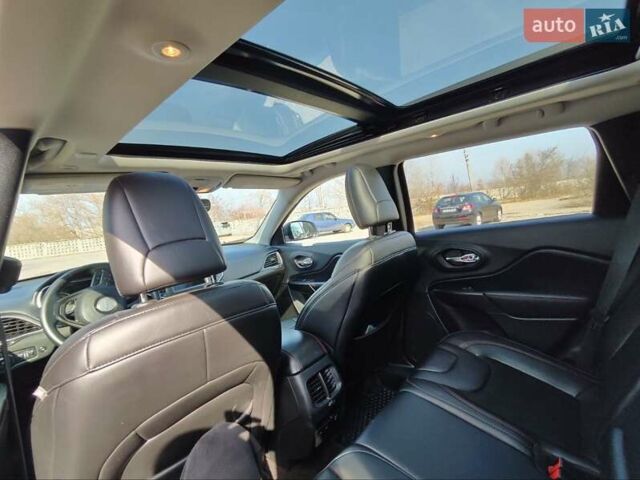 Красный Джип Чероки, объемом двигателя 2 л и пробегом 88 тыс. км за 18500 $, фото 12 на Automoto.ua