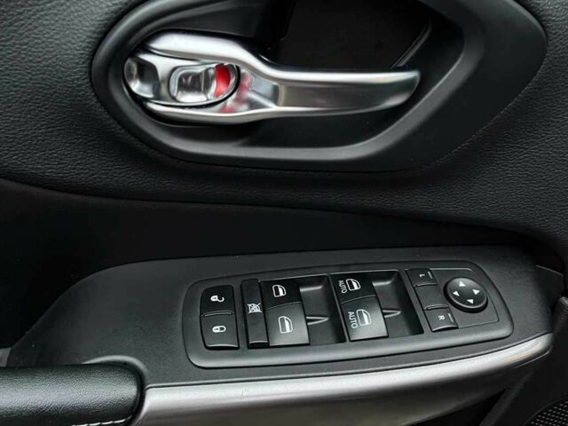 Красный Джип Чероки, объемом двигателя 2.4 л и пробегом 155 тыс. км за 17300 $, фото 23 на Automoto.ua