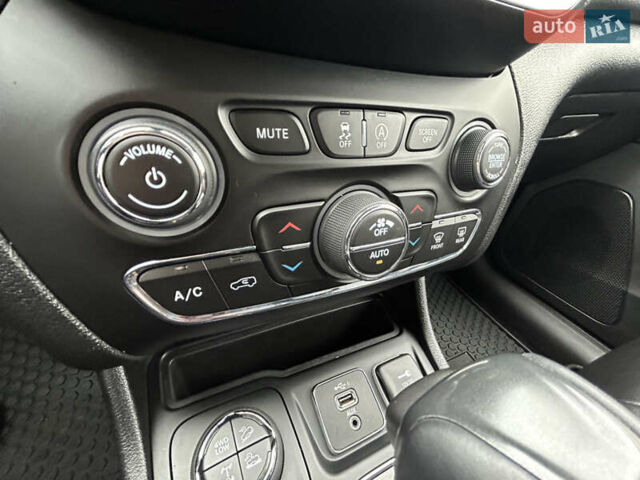 Червоний Джип Cherokee, об'ємом двигуна 1.99 л та пробігом 80 тис. км за 23500 $, фото 26 на Automoto.ua