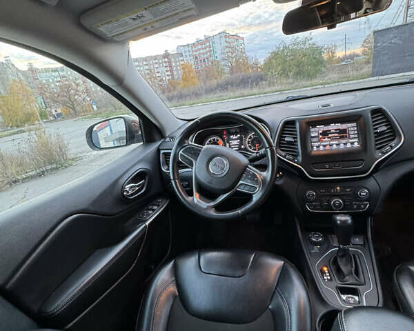 Джип Cherokee 2019 у Чернігові на Automoto.ua Червоний Джип Cherokee, об'ємом двигуна 3.24 л та пробігом 184 тис. км за 16700 $, фото 23 на Automoto.ua