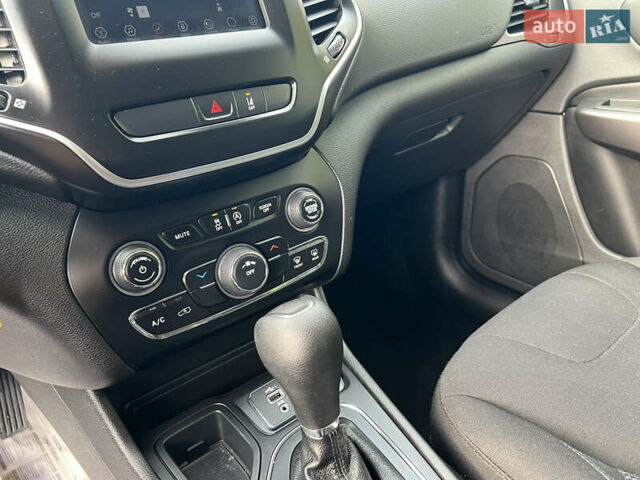 Красный Джип Чероки, объемом двигателя 2.4 л и пробегом 273 тыс. км за 12200 $, фото 18 на Automoto.ua