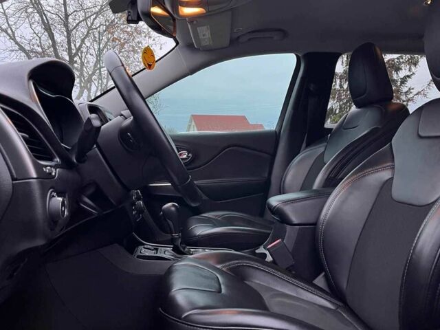 Красный Джип Чероки, объемом двигателя 2.4 л и пробегом 155 тыс. км за 17300 $, фото 8 на Automoto.ua