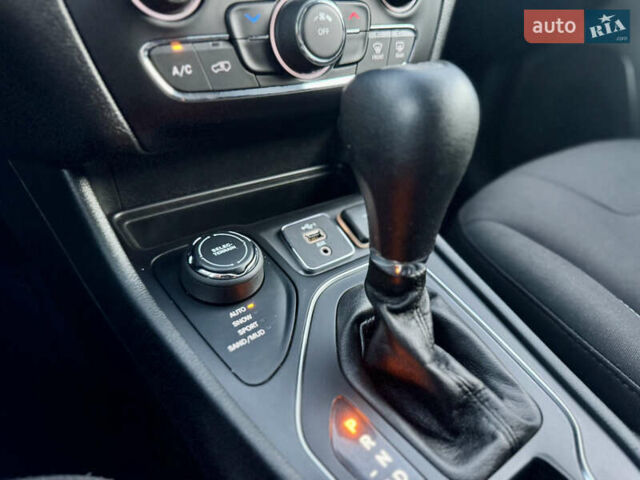 Червоний Джип Cherokee, об'ємом двигуна 2.36 л та пробігом 203 тис. км за 14500 $, фото 22 на Automoto.ua