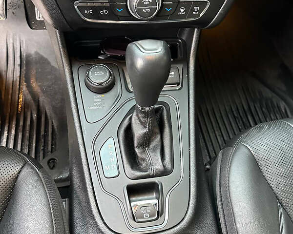 Красный Джип Чероки, объемом двигателя 2 л и пробегом 58 тыс. км за 17800 $, фото 14 на Automoto.ua