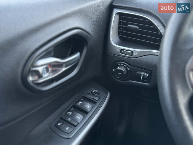 Червоний Джип Cherokee, об'ємом двигуна 2.36 л та пробігом 203 тис. км за 14500 $, фото 29 на Automoto.ua