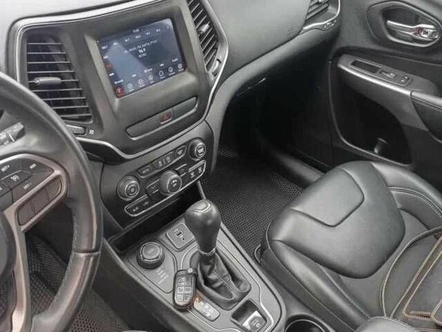 Джип Чероки 2019 в Киеве на Automoto.ua Красный Джип Чероки, объемом двигателя 2 л и пробегом 96 тыс. км за 15000 $, фото 12 на Automoto.ua