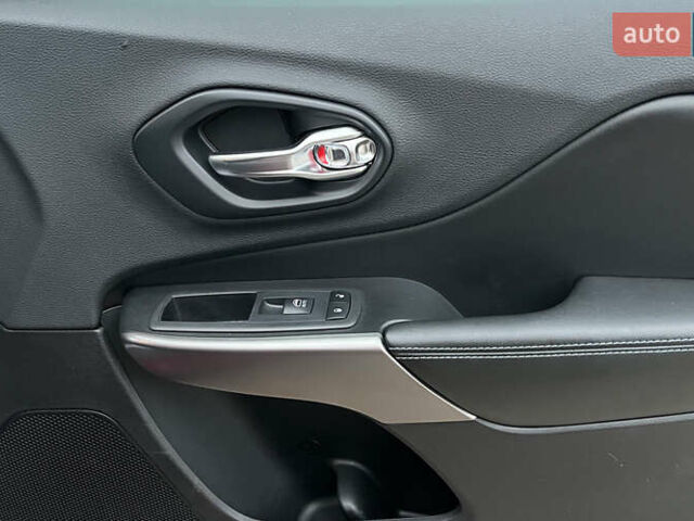 Красный Джип Чероки, объемом двигателя 2.36 л и пробегом 155 тыс. км за 17300 $, фото 24 на Automoto.ua