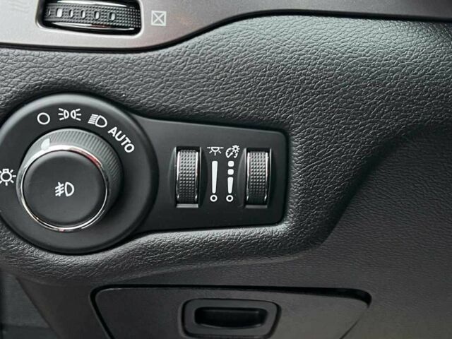 Красный Джип Чероки, объемом двигателя 2.4 л и пробегом 155 тыс. км за 17300 $, фото 12 на Automoto.ua