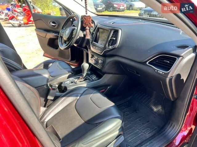 Красный Джип Чероки, объемом двигателя 3.24 л и пробегом 87 тыс. км за 19999 $, фото 1 на Automoto.ua