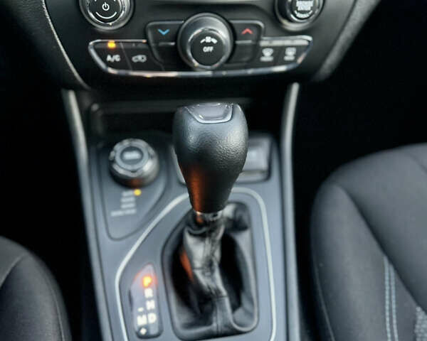 Червоний Джип Cherokee, об'ємом двигуна 2.36 л та пробігом 203 тис. км за 14500 $, фото 31 на Automoto.ua