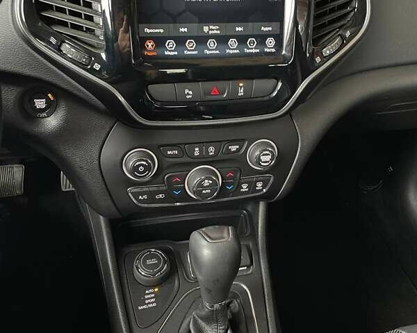 Красный Джип Чероки, объемом двигателя 3.24 л и пробегом 22 тыс. км за 20700 $, фото 6 на Automoto.ua