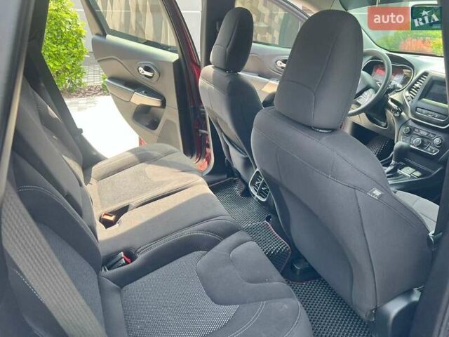 Червоний Джип Cherokee, об'ємом двигуна 2.36 л та пробігом 133 тис. км за 15900 $, фото 12 на Automoto.ua