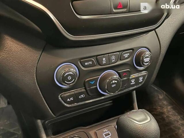 Джип Cherokee, об'ємом двигуна 3.2 л та пробігом 43 тис. км за 23300 $, фото 22 на Automoto.ua