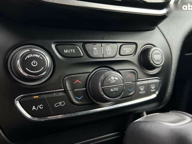 Джип Чероки, объемом двигателя 2 л и пробегом 28 тыс. км за 22700 $, фото 24 на Automoto.ua