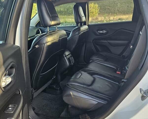 Джип Чероки, объемом двигателя 2.36 л и пробегом 140 тыс. км за 13500 $, фото 11 на Automoto.ua