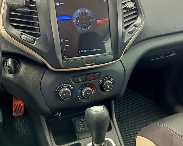 Джип Чероки, объемом двигателя 2.36 л и пробегом 80 тыс. км за 13900 $, фото 10 на Automoto.ua