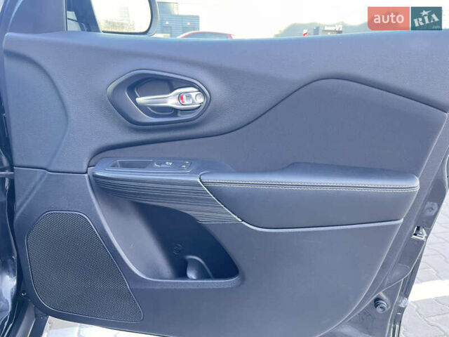 Джип Cherokee, об'ємом двигуна 2.36 л та пробігом 120 тис. км за 14000 $, фото 14 на Automoto.ua