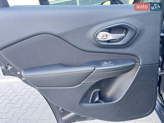 Джип Cherokee, об'ємом двигуна 2.36 л та пробігом 120 тис. км за 14000 $, фото 9 на Automoto.ua